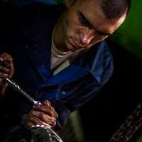 Главный механик Mate Randy Huckaba, командир лодки подводной лодки с  управляемыми ракетами USS Florida (SSGN 728), играет в Battleship с  пациентом в детской больнице Святого Иосифа.