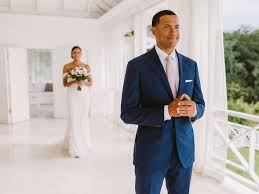 We found perfect ideas for your wedding photos that you'll love for all the days of your life. First Look Photos That Show It S The Sweetest Wedding Tradition