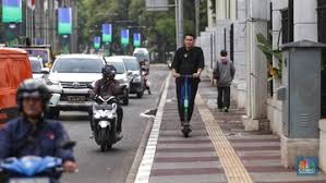 Sah! Pakai Skuter Listrik di Jalan Raya Denda Rp 250 Ribu
