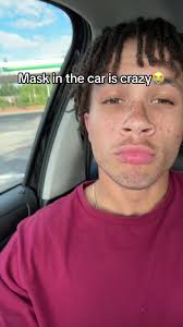 차에 마스크로 핸드폰걸기