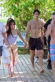 27 camila cabello shared her life through youtube's artist spotlight story production made in miami , a. Camila Cabello Y Shawn Mendes Desatan Toda Su Pasion En Las Playas Y Piscinas De Miami