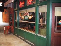 I know quality control issues happens but on the main part of the set?. Friends25 Behind The Scenes At Central Perk Mediavillage Central Perk Cafe Exterior Friends Cafe