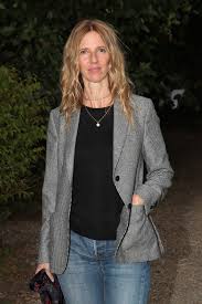 A 21 ans, suzanne lindon signe premier film au charme désuet qui ne décolle pas de son imagerie bohème très balisée. Sandrine Kiberlain Se Confie Sur Suzanne Lindon Jamais Son Pere Et Moi N Avions Fait Cela