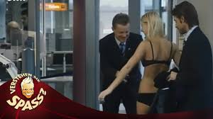 Bei verstehen sie spass werden seit über zehn jahren die selben beiden lockvögel eingesetzt, die sich zudem bei den verschiedenen auftritten kaum verkleiden. Der Bodyscanner Mit Marc Bator Verstehen Sie Spass Youtube