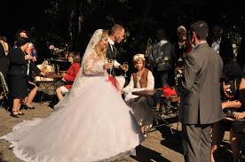 Die dreiviertellangen ärmel bestehen aus durchbrochener blumenspitze. Hochzeit In Albanien Traditionelle Hochzeitsbrauche