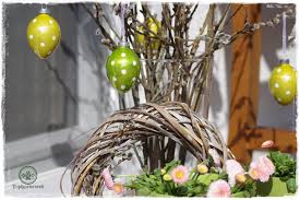 In der osterdeko 2021 für innen liegen natürlich auch dieses jahr die klassiker wie hasen, osterglocken und ostereier im trend. Naturliche Moderne Osterdeko Fur Garten Gartenbank Hauseingang Topfgartenwelt