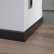 plinthe medium mdf arrondie revetu melamine noir brillant 10 x 70 mm l 2 2 m plinthes plinthes noires plinthe bois