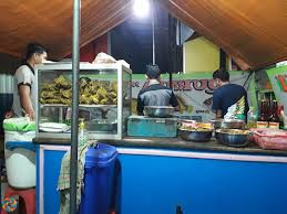 Meskipun biasanya orang beranggapan makan bebek goreng yang enak haruslah di warung kaki lima, tetapi. 8 Kuliner Kaki Lima Favorit Rekomendasi Madiun The Colour Of Indonesia
