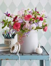 Sommerstrauss Aus Rosen Wicken Und Clematis Blumen Clematis Flower Arrangements Und Flowers