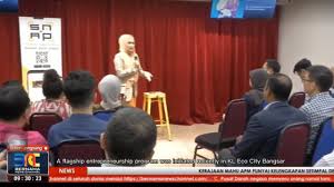 Ketika saya tiba, ramai orang yang sudah beratur menunggu giliran. Kelengkapan In English