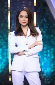 Sự nổi tiếng của hương giang luôn đi kèm với đủ mọi scandal bủa vây, từ trên trời rơi xuống và tự bản thân gây ra đều có đủ. Hoa Háº­u Chuyá»ƒn Giá»›i HÆ°Æ¡ng Giang Chao Thua Quyá»n Lá»±c NgÆ°á»i Ham Má»™