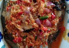 2 ekor ikan bawal air tawar ( diberi perasan jeruk nipis/lemon, garam, merica, bawang putih geprek, kemudian diamkan selama 30 menit : Resep Ikan Bawaa Sambel Pecak Cobek Enak Terbaru