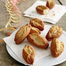 schenkeli susser gebackklassiker der teig aus butter milch ei zucker zitronenschale und mehl wird goldbraun frittier rezepte schenkeli lebensmittel essen