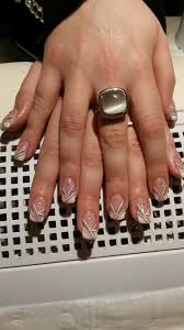Besoin de conseils pour vous lancer ? Ongle Blanc Et Paillette Argent Parfait Pour Les Fetes De Fin D Annee White Nails Nails Spangle