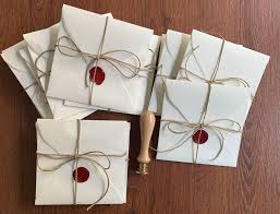 Un'ottima idea anche per gli amanti del mondo handmade che in occasione delle loro nozze vorrebbero cimentarsi nella creazione di partecipazioni matrimonio fai da te, nella community di matrimonio.com troverete interessanti informazioni che potrebbero fare al vostro caso. Partecipazioni Matrimonio Fai Da Te Con Ceralacca Fantastic Ideas