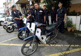 Police station (balai polis) balai polis presint 7 62500 putrajaya, wilayah persekutuan, malaysia. Bapa Campak Anak Ketika Cuba Melarikan Diri Daripada Polis Utusan Borneo Online
