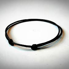 Hukum memakai gelang kalung atau benang dan sejenisnya sumber hukum memakai gelang bagi laki laki tebuireng online 08 11 2019 namun abu sa id al mutawally menyatakan bila memakai cincin perak. Tanggalkan Segera Benang Hitam Bukan Solusi Anak Kerap Menangis July 2021 Kelabmama Malaysia