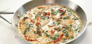 Le Poulet A La Toscane Dans Une Sauce Cremeuse Une Recette Divinement Reconfortante Recettes Ma Fourch In 2020 Recipes Tuscan Chicken Creamy Tuscan Chicken Recipe