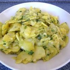 Zelfgemaakte Duitse Kartoffelsalat 1 Kilo Gekookte Aardappels 250 Creme Fraiche 5 Eetlepels Mayonaise 5 Partjes Augurk 25gram Bieslook Peper Salades Karto