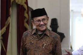 Habibie muda menempuh pendidikan di rhenish wesfalische tehnische hochscule, jerman. Lika Liku Bj Habibie Hidup Susah Di Jerman Hingga Dipercaya Soeharto