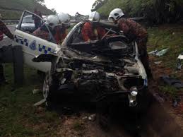 Memandu dengan gangguan adalah punca utama kemalangan jalan raya, dan boleh. Dua Anggota Polis Terbunuh Dalam Kemalangan Ketika Membawa Kertas Spm