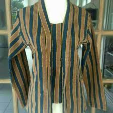 Pakaian adat ini serinkali digunakan sebagai pakaian formal atau nonformal. Harga Kebaya Lurik Jogja Jual Couple Surjan Kebaya Lurik Baju Adat Jawa Baju Khas Solo Jogja Dengan Harga Rp135000 Dari Toko Onl Perempuan Model Pakaian Wanita