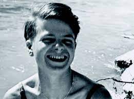 During one such mission, the gestapo take her and her brother into custody; Mit Viel Innerer Freiheit Sophie Scholl Die Unbeugsame