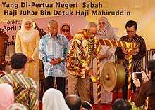 Pembubaran itu diumumkan oleh ketua menteri mohd shafie (tengah) menunjukkan surat perkenan daripada yang dipertua negeri sabah, tun juhar mahiruddin mengenai pembubaran dun sabah. Tun Sakaran Museum Wikipedia