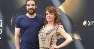 La loove est une jeune femme forte en gueule, tout en robes à fleurs et gros sabots, qui parle cul et sentiments aux « looveurs ». David Mora Et Sa Compagne Anne Elisabeth Blateau 57eme Festival De Television De Monte Carlo Le 17 Juin 2017 C Denis Guignebourg Bestimage Purepeople
