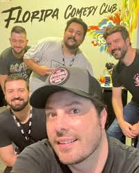 O último show do ano não poderia ser melhor! Esgotamos 3 sessões em 5  horas! Que público! Que comedy club! Que produção! Que noite! Obrigado por  mais essa, pessoal :)