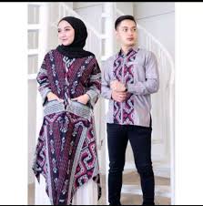Undangan pesta pernikahan teman dan keluarga mulai berdatangan silih berganti. Baju Couple Kondangan Hijab