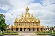 Castillo de oro en Wat Chantharam (Wat Tha Sung) Uthaithani ...