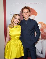 His father is samoan & his mother is kiwi. Neues Parchen Pic Von Riverdale Star Kj Apa Und Clara Promiflash De