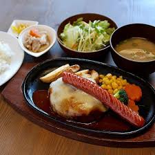もっトク2019年春号掲載店のご紹介です ダイニングくむのハンバーグランチセットモッツァレラチーズとソーセージトッピング 通常1400円が1000円です 肥後牛100 を贅沢に使ったハンバーグにモッツァレラチーズとソーセージをトッピングライスサラダ味噌汁漬物コーヒーの