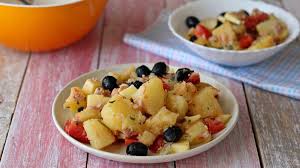 Salade De Pommes De Terre Au Thon Et Aux Olives Page 2 A 2 Recettes Faciles Recette En 2020 Salade Pomme De Terre Pomme De Terre Salade Pomme