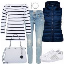 Freizeitlook Fur Den Fruhling Aus Gestreiftem Shirt Blauer Steppweste Mit Kapuze Und Weissen Sneakern Fashion Maritime Mode Maritime Kleidung Frauenoutfits
