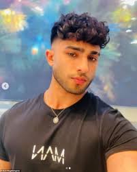 The love island narrator speaks to lauren morris for the big rt interview about his upcoming sitcom, his beginnings on cbbc and his thoughts on this year's series of love island. Love Island 2021 Aaron Francis Confirmed As An Islander Geeky Craze