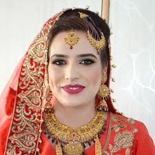 Another throwback to this gorgeous bride with dimples. Her lipstick was a  little tangy not sure why it looks so red in this. What an adventurous  journey it has been dressing up