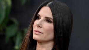 Sandra Bullock a los 60: su infancia, sus amores, la adopción de sus hijos  y el acoso