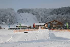 Das skigebiet willingen bildet das zentrum des viessmann winterparks willingen, doch das angebot reicht weit darüber hinaus. Skigebiet Willingen Ski Auszeit