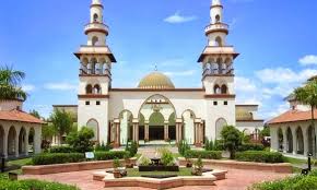 Umat islam dijanjikan sumber rezeki yang besar daripada perniagaan dan oleh itu mereka harus mempunyai pengetahuan dan kemahiran bagi melengkapkan diri sebelum menceburkan diri dan berjaya dalam bidang ini (sebagai muslimpreneurs). Igouni Diploma In Islamic Studies Syariah