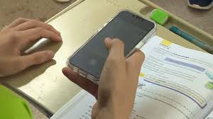 Celular vira ferramenta pedagógica em escolas, mas infraestrutura tecnológica e conexão de internet são desafios, dizem gestores