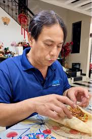 17-10-2025年最近动手做了好多美食，糕点、菜燕、糯米饭… 今天再添一款娘惹薄饼💚 一步步包出的香气与色彩，都是满满的幸福味道～ 结果一吃不得了