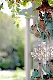 Sommerdeko Im Garten Windspiel Aus Muscheln Selber Basteln Windspiele Diy Windspiele Tropische Dekoration