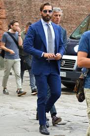 結婚式の服装に悩む男性必見 ゲストでお呼ばれした時に焦らない着こなしのポイント おすすめアイテムを紹介 メンズファッションメディア otokomae ページ 8 ネイビースーツ メンズファッション スーツスタイル