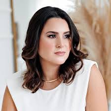 Danielle Reis's Instagram, Twitter & Facebook