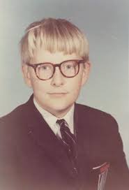 For the eagle-eyed people, in Sylvan Naidoo's video of the school photo  (posted 11/02/2021) am I the blonde guy at the end of the photo , just  below the window? I screen