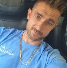 What type of box would provide a flat response and complement a woofer?