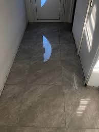 Cette vidéo explique comment poser un carrelage au sol dans votre habitat, par des méthodes simples à mettre en œuvre et pour un résultat de professionnel. Pose Carrelage Traditionnel Artisan Carreleur Tresscarrelage A Tresses