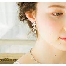 ピアス イヤリング フラワーモチーフのロングタイプ p 058 即日出荷可能 結婚式 ウェディング ウエディング 花嫁 パーティー 演奏会 発表会 ２次会 ウィズホワイト ピアス 人気 花嫁 2次会